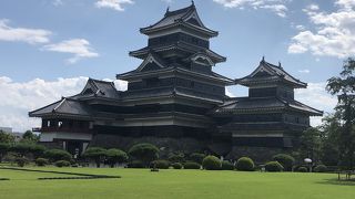 現存12天守の中で姫路城に次ぐ規模の国宝松本城