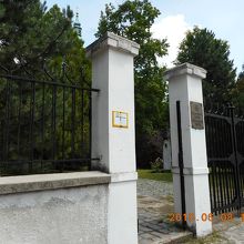 司教館側の入り口