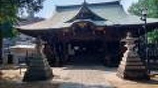 酷暑なのに、ポツポツ、お参りをする人がいました。