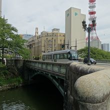 桜橋と電気ビルと路面電車