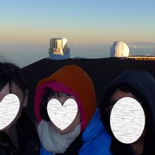 すばるをバックに記念撮影