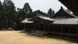 張り出した舞台