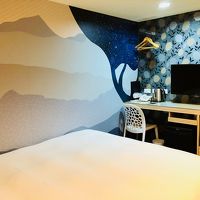 淡い色の壁紙のお部屋でした。