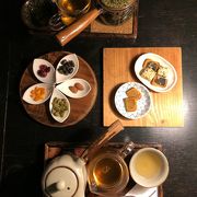隅々まで美意識が行き届いた素敵な店内で、美味しい中国茶を静かに楽しむ