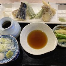 天ぷらセット(他にエビなども出ます。蕎麦も後から出ます)
