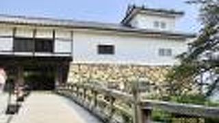 真ん中が橋でつながっています