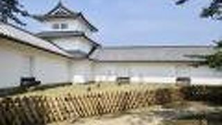 天守の裏の西の丸の端