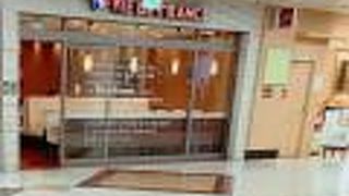 空港でパンを買う