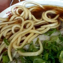 太麺ストレートのモチモチとした中華麺。