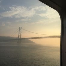 個室には湯沸しポット、洗面台があります