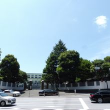 鮫ヶ橋坂に有る学習院初等科
