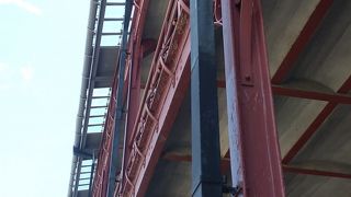 人手が控えめな建物前