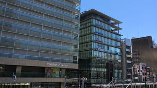 広々として便利な百貨店