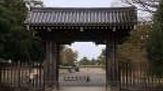 御所東側の門