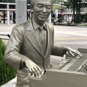 福島駅前に設置された古関裕而像、ピアノを弾く姿には親近感がある
