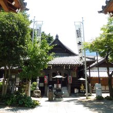 山門から入ると直ぐ本堂です