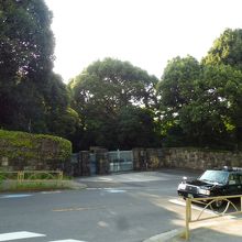 青山道りから弾正坂入口を見る、秋篠宮邸の門が有ります