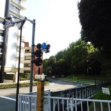 外堀道り（紀伊国坂)より弾正坂入口を見る