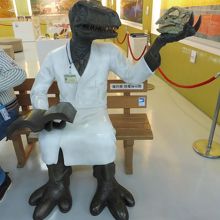 白衣の恐竜博士