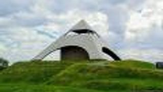 ピラミッド型の展望台から丘のまち美瑛を一望できる「北西の丘」