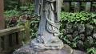 榛名神社参拝の起点随神門から本殿までの550ｍの参道に点在する銅製の七福神です。