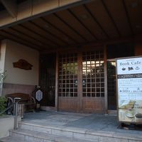 駐車場は建物の裏です