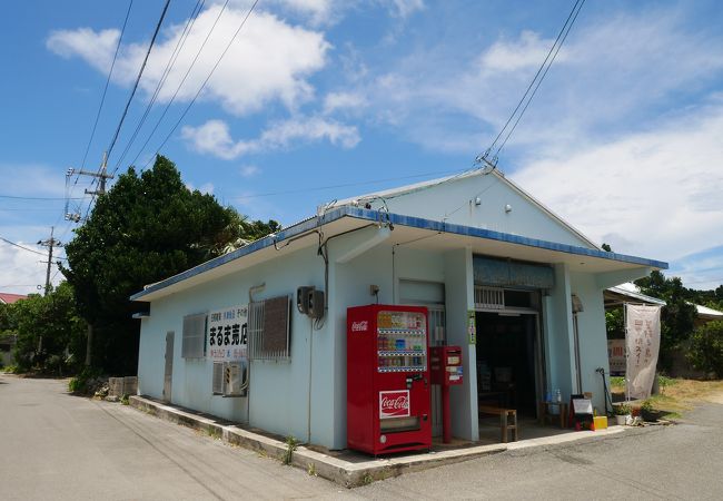 集落中心にあるちょっと明るいまるま売店