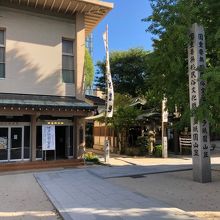 櫛田神社の会館建物と右手に裏参道の山門