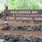 ケアラケクア湾州立公園の海岸にはクックを追悼した白い記念碑があり、湾の東側には、ハワイの神ロノを祭ったヒキアウ・ヘイアウ（神殿）があります。