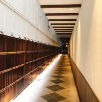 通路を進んだ右手にフロント階行きEVあり