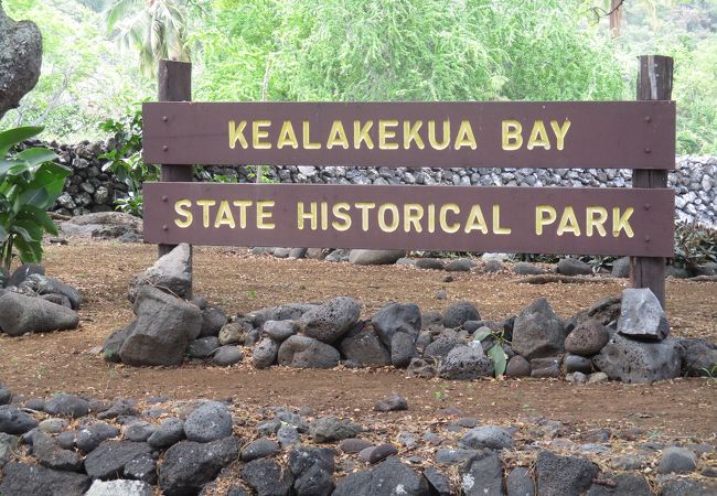 ケアラケクア湾州立公園の海岸にはクックを追悼した白い記念碑があり、湾の東側には、ハワイの神ロノを祭ったヒキアウ・ヘイアウ（神殿）があります。