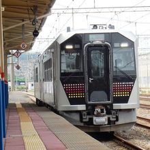 酒田駅に入線するGVE400型、あつみ温泉行普通列車。