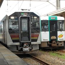 余目駅で陸羽西線のキハ110と並ぶ