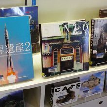 世界の珍しい風景と一緒に関連蔵書を紹介するイベントなど実施