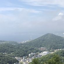 測量山から、鉄塔右にみえる大黒島。