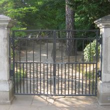 若干早めに閉門してしまった入口の門の様子