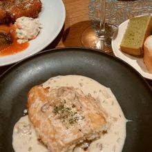 奥がカツレツ、手前が白身魚のムニエル