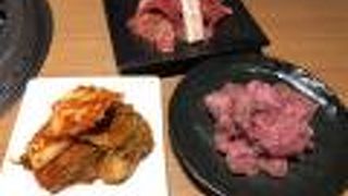 焼肉がレーンにのってやってくる