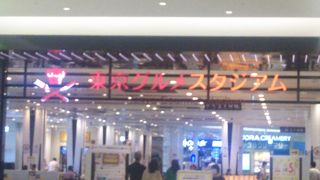 席数も多くいろいろなグルメがいただける