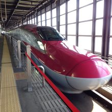 かわいい色目の新幹線