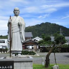 蓮如上人之像と八幡山