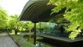 さわらびの道沿いにある近代的な外観の博物館