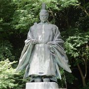 八幡公園に建っています