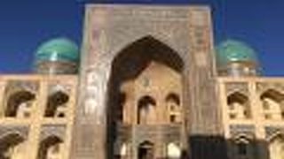 2つの鮮やかな青いドームが素晴らしい