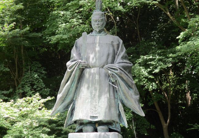 八幡公園に建っています