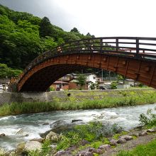 奈良井川に架かる木造アーチ橋