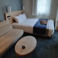 コーナーダブルの客室。全体的にはよくてもソファはがっかり。