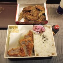 ラウンジでビールとともに