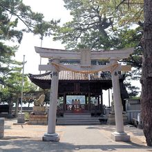 八百富神社遙拝所は竹島橋北側にあります。拝殿に壁がないので竹