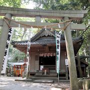 竹島にある神社で、食物を主宰する神様が祀られています